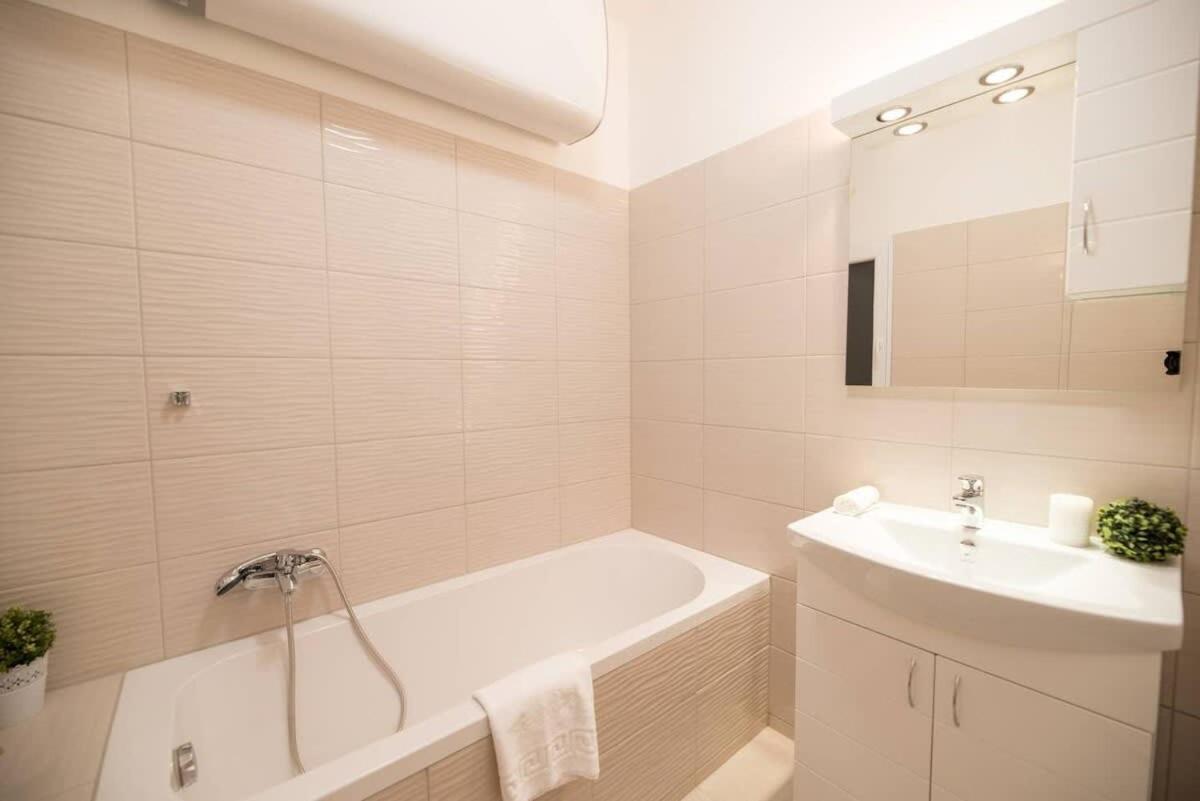 Trendy Central Apartment At Castle Budapest Eksteriør billede